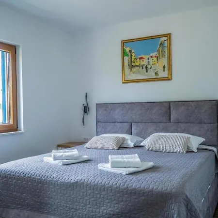 Modriola Heated Pool Villa *